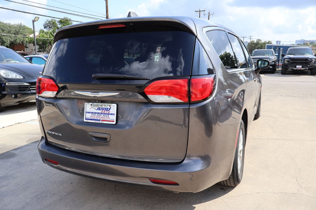 Photo 7 of this CHRYSLER PACIFICA