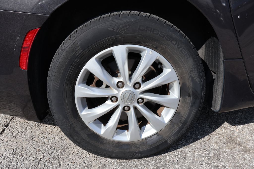 Photo 9 of this CHRYSLER PACIFICA