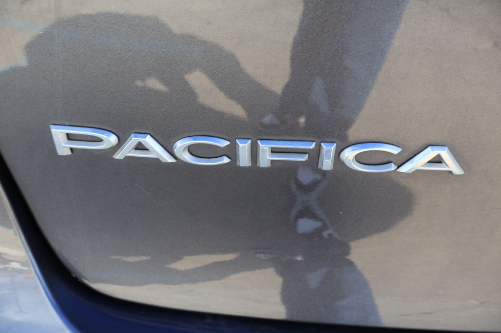 Photo 10 of this CHRYSLER PACIFICA