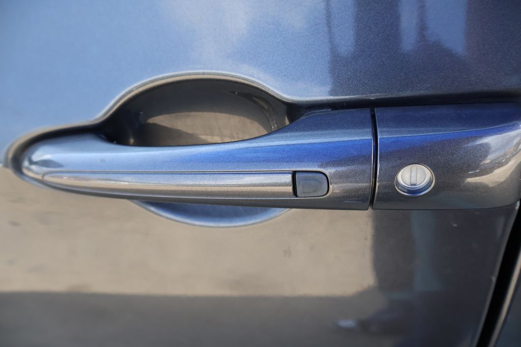 Photo 13 of this CHRYSLER PACIFICA