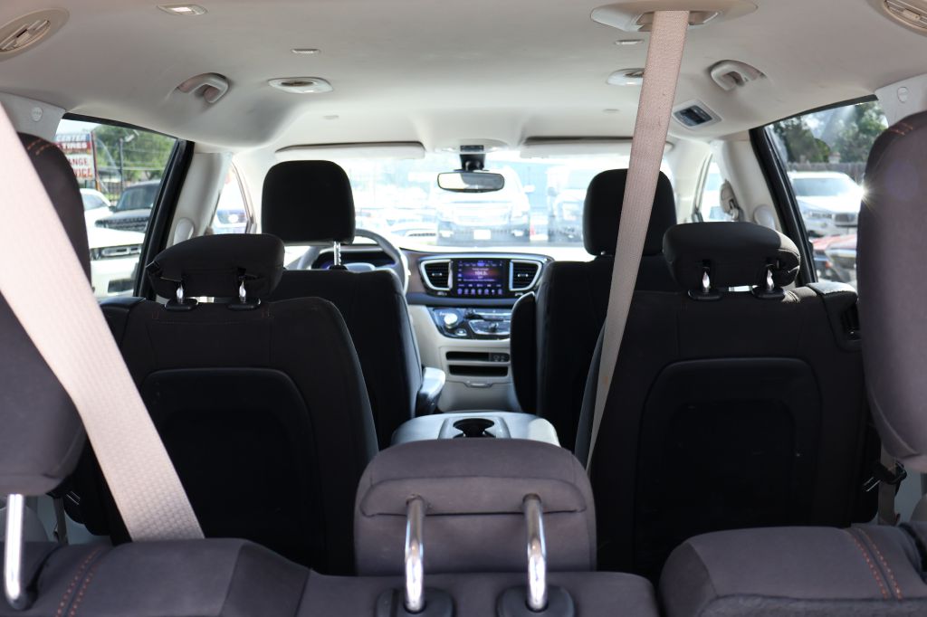 Photo 15 of this CHRYSLER PACIFICA