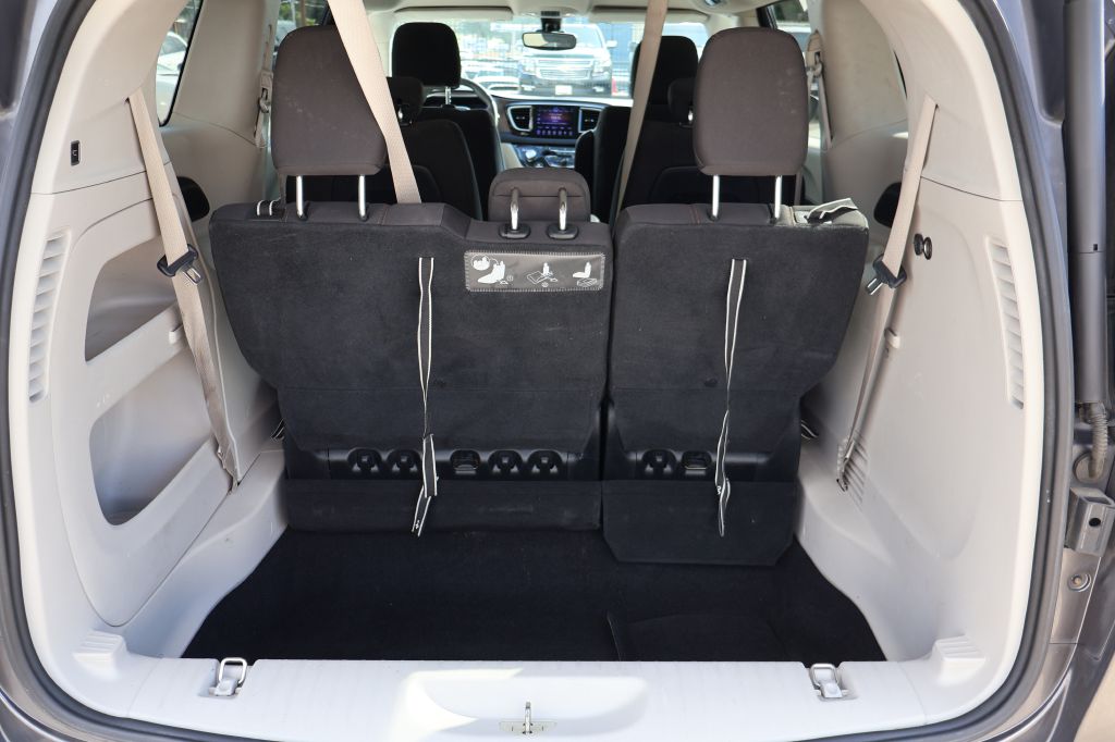 Photo 16 of this CHRYSLER PACIFICA
