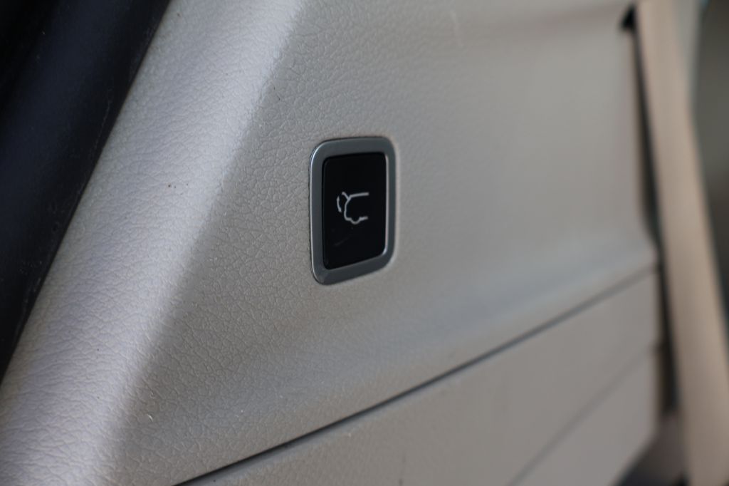 Photo 18 of this CHRYSLER PACIFICA