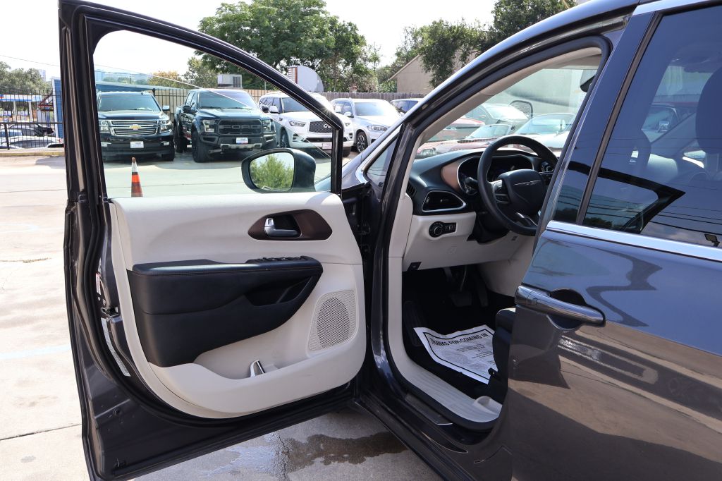 Photo 21 of this CHRYSLER PACIFICA