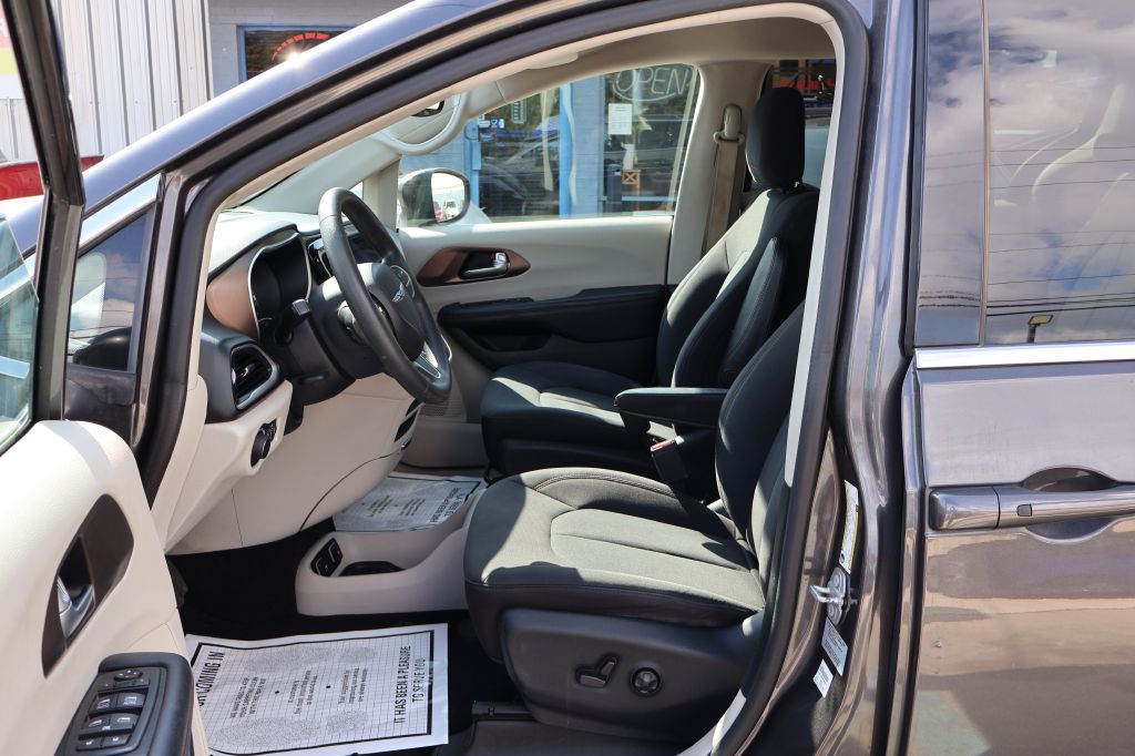Photo 22 of this CHRYSLER PACIFICA