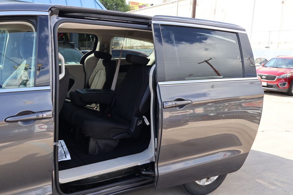 Photo 23 of this CHRYSLER PACIFICA