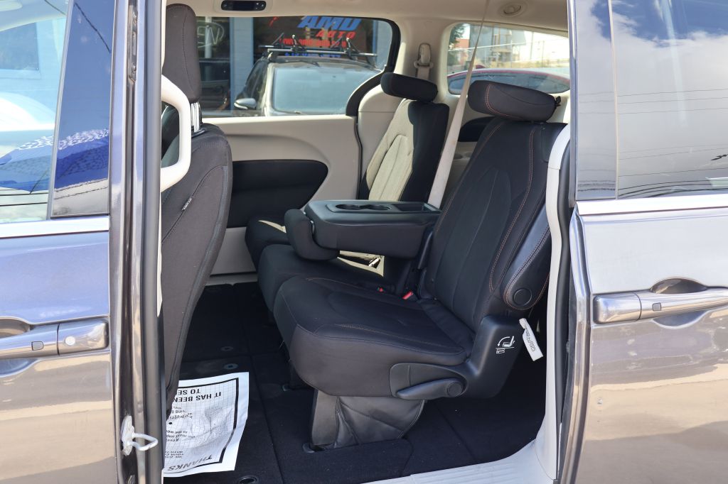Photo 24 of this CHRYSLER PACIFICA