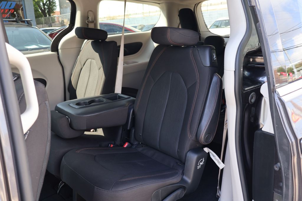 Photo 25 of this CHRYSLER PACIFICA