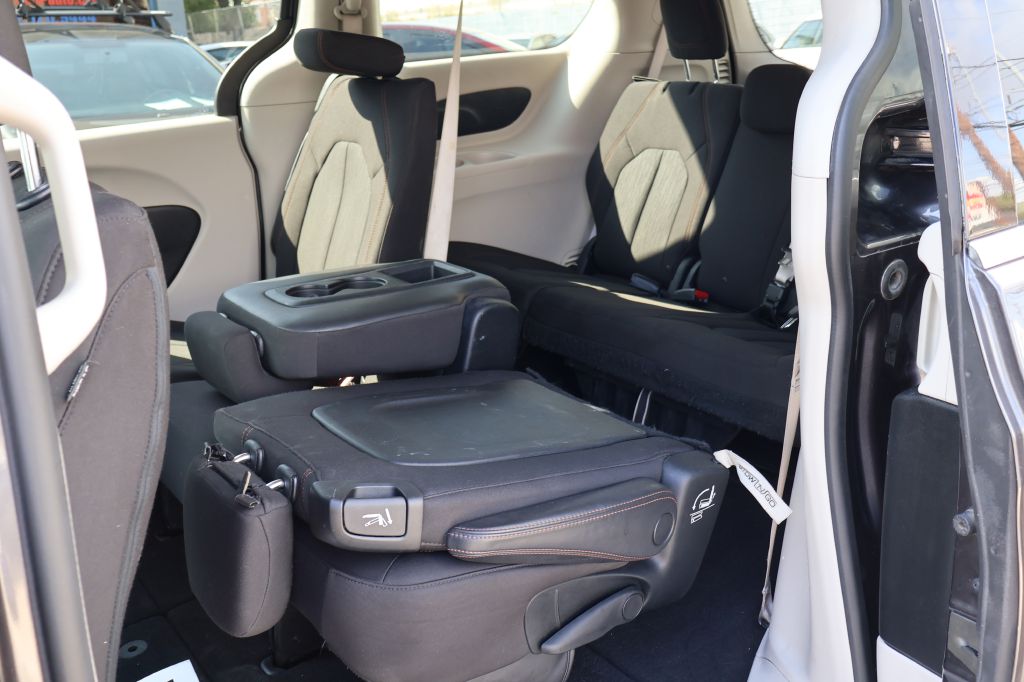 Photo 26 of this CHRYSLER PACIFICA