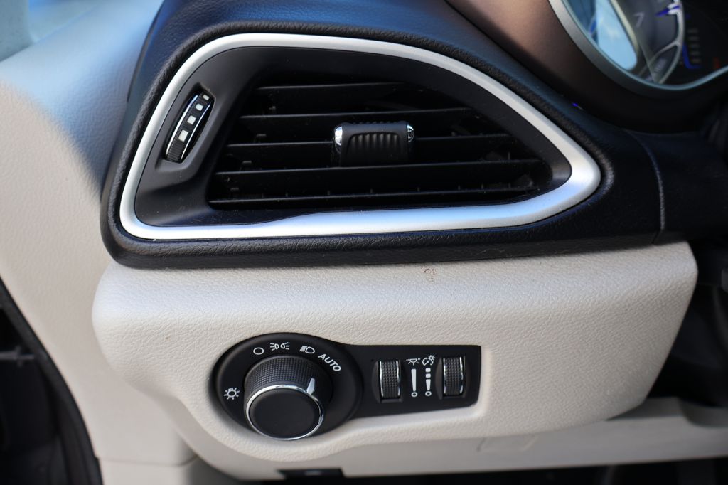 Photo 31 of this CHRYSLER PACIFICA