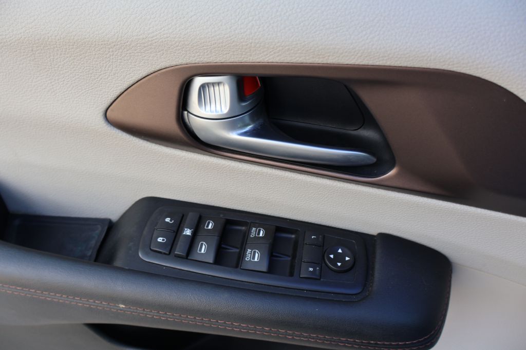 Photo 33 of this CHRYSLER PACIFICA