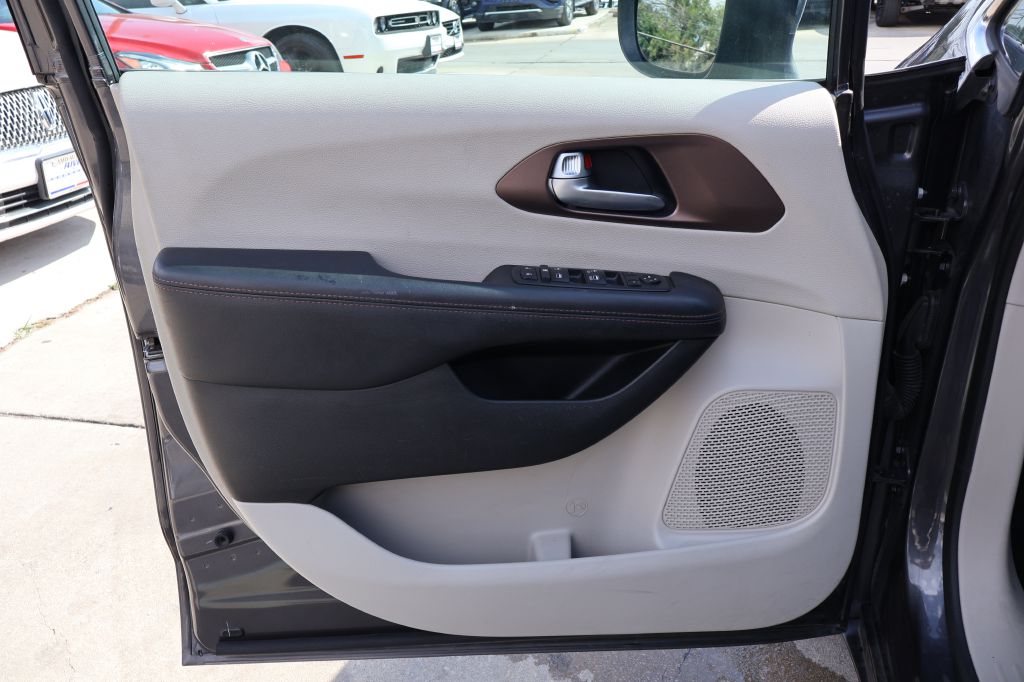 Photo 34 of this CHRYSLER PACIFICA