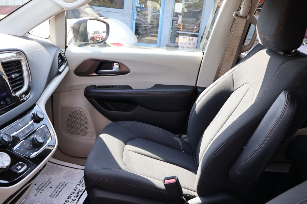 Photo 40 of this CHRYSLER PACIFICA
