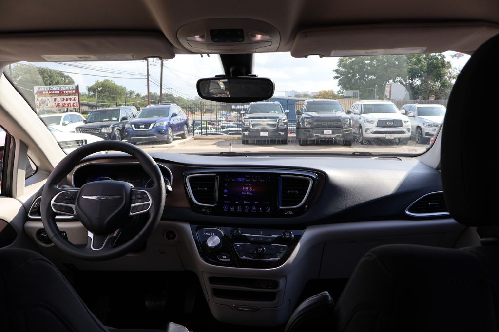 Photo 44 of this CHRYSLER PACIFICA