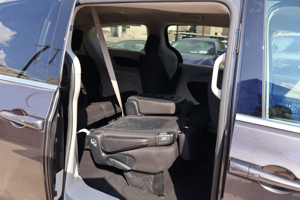 Photo 47 of this CHRYSLER PACIFICA