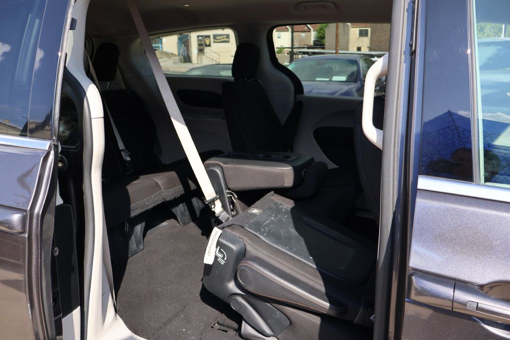 Photo 48 of this CHRYSLER PACIFICA