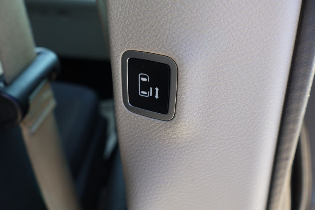 Photo 51 of this CHRYSLER PACIFICA