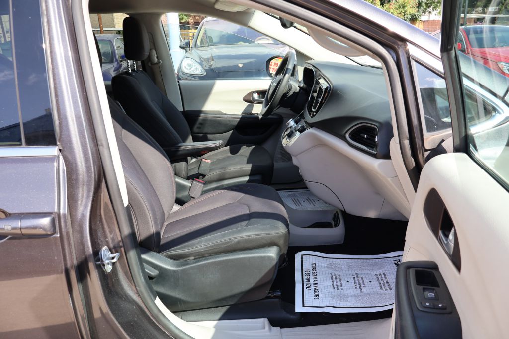 Photo 52 of this CHRYSLER PACIFICA