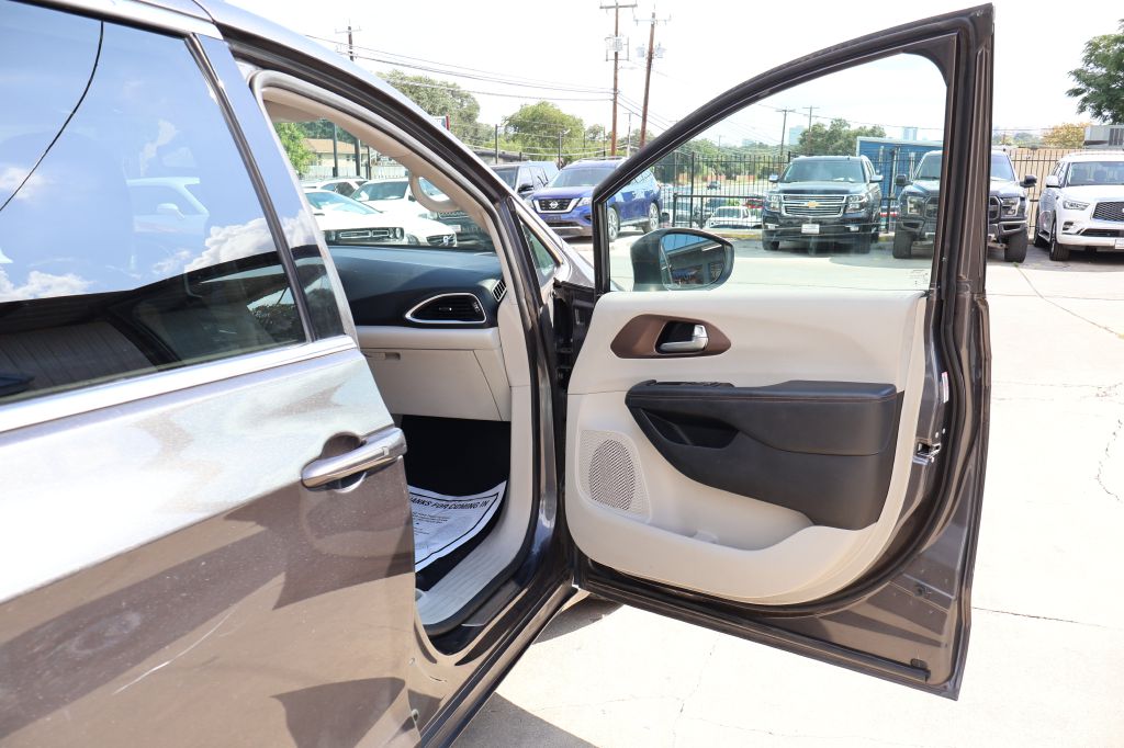 Photo 53 of this CHRYSLER PACIFICA