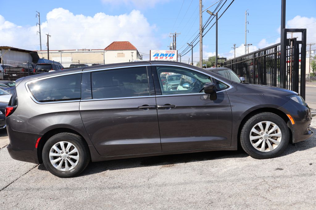 Photo 8 of this CHRYSLER PACIFICA