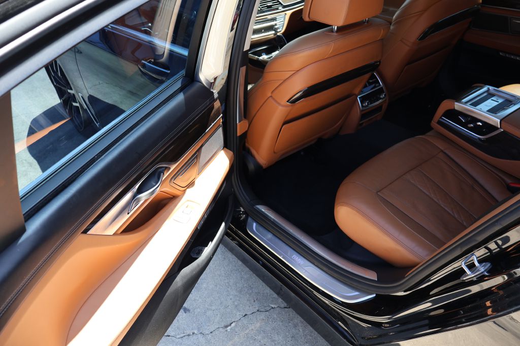 Photo 15 of this BMW 740