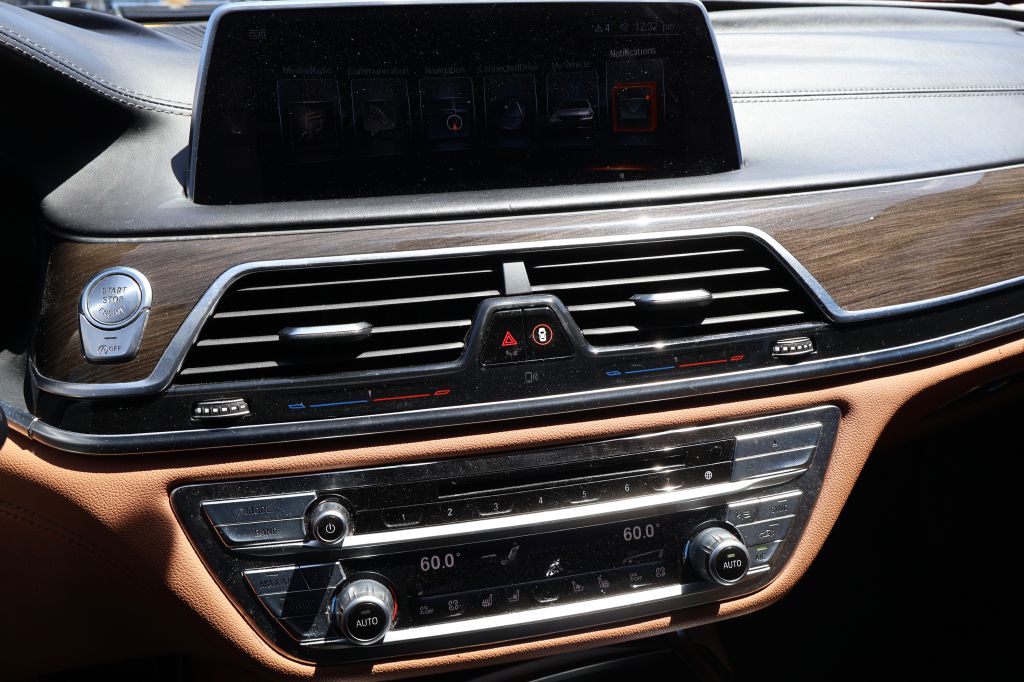 Photo 24 of this BMW 740