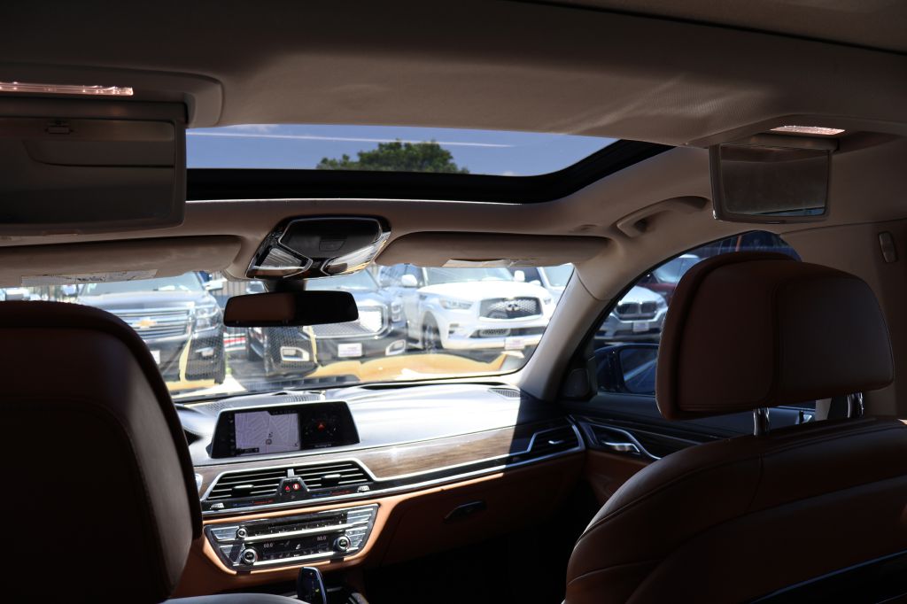 Photo 31 of this BMW 740