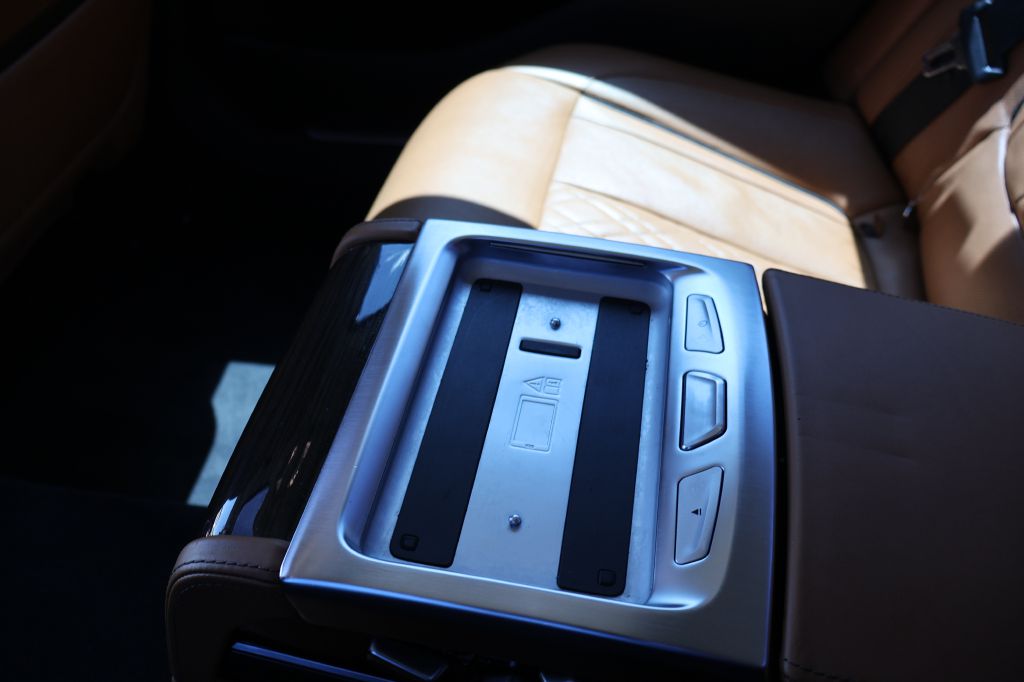 Photo 32 of this BMW 740