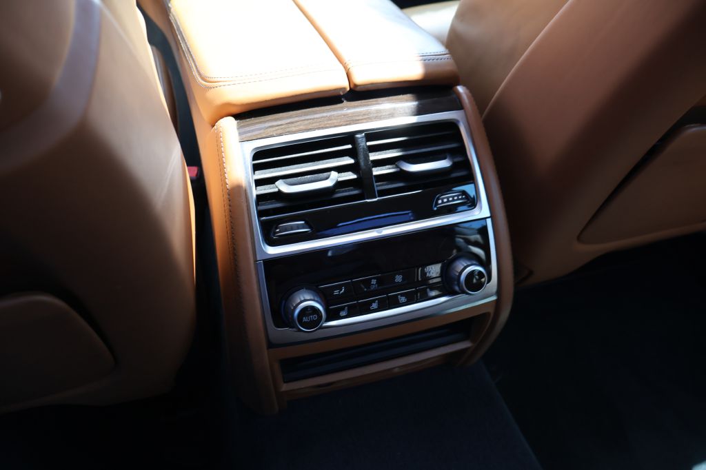 Photo 33 of this BMW 740