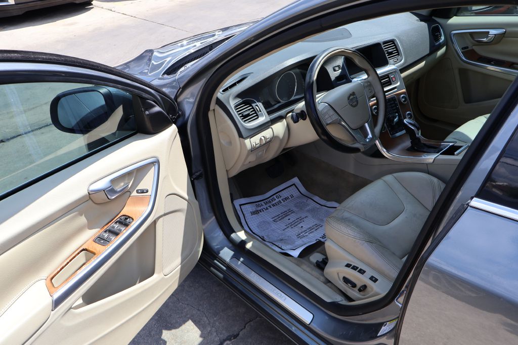 Photo 14 of this VOLVO S60