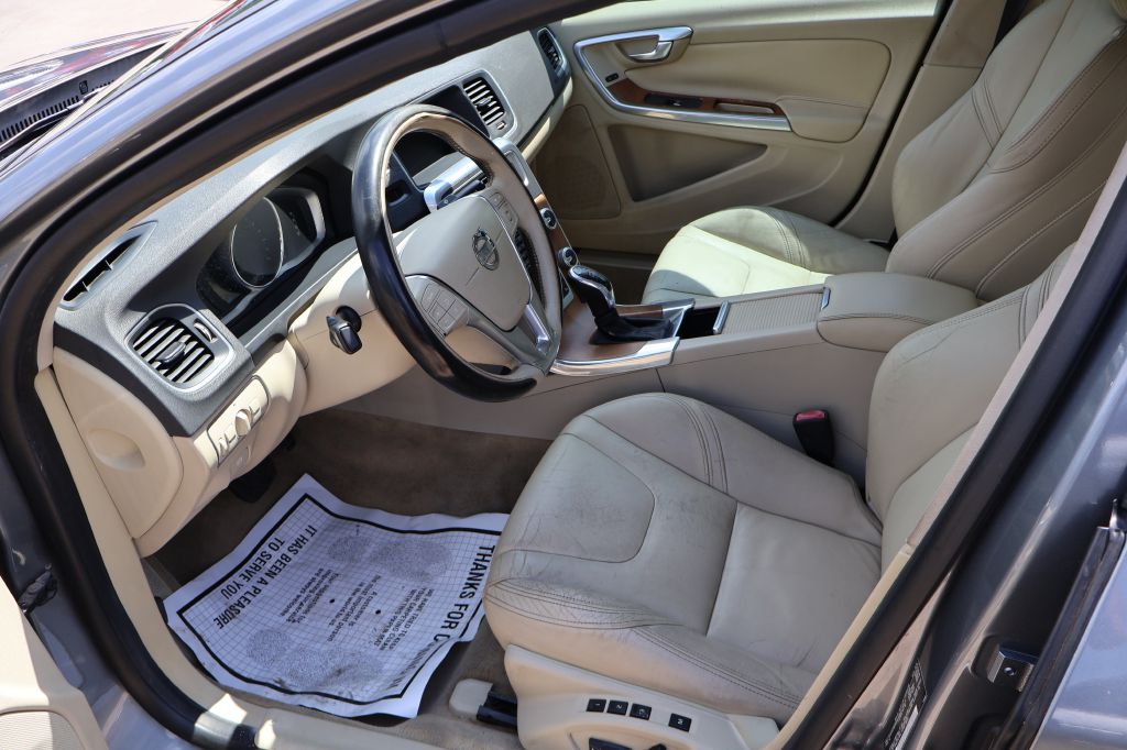 Photo 15 of this VOLVO S60