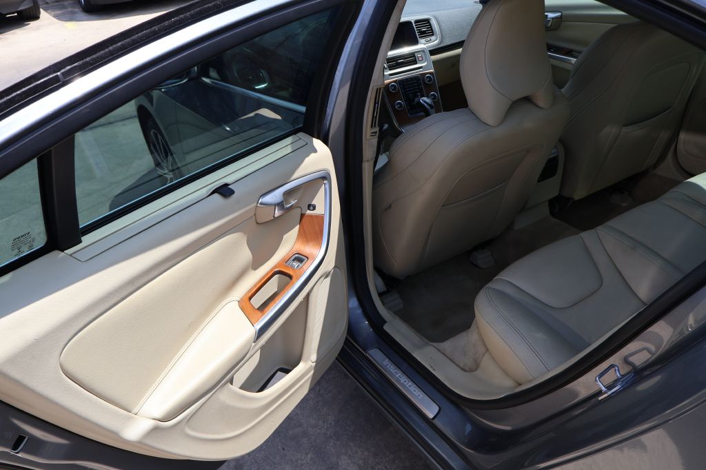 Photo 16 of this VOLVO S60