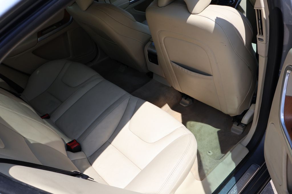 Photo 19 of this VOLVO S60