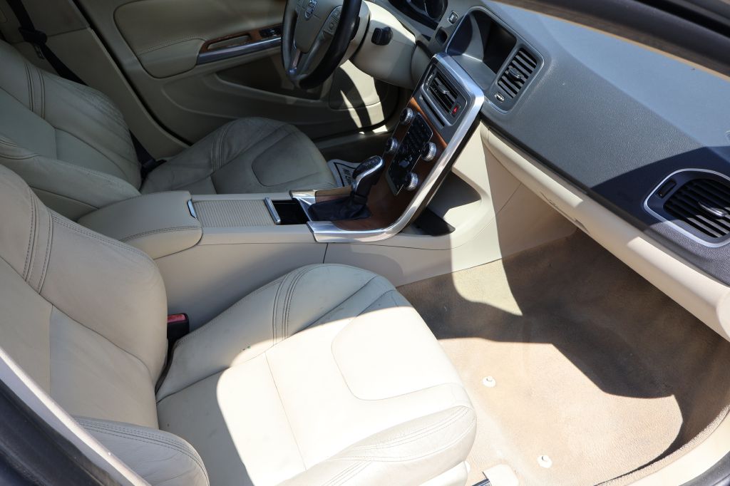 Photo 21 of this VOLVO S60