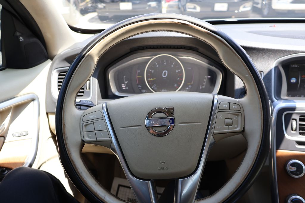 Photo 23 of this VOLVO S60