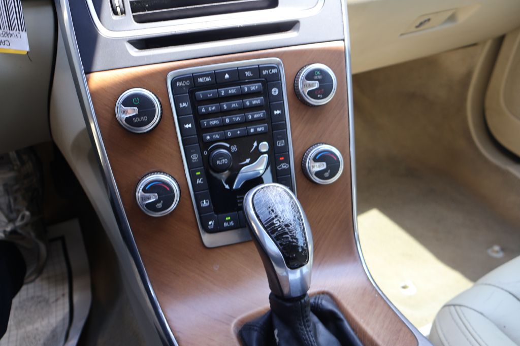 Photo 24 of this VOLVO S60