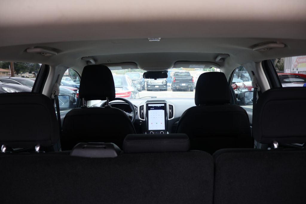 Photo 10 of this FORD EDGE