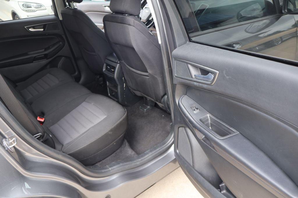 Photo 17 of this FORD EDGE
