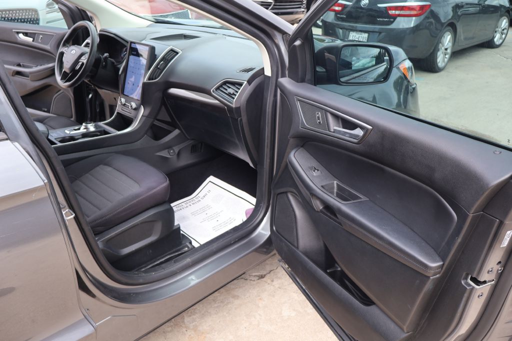 Photo 19 of this FORD EDGE