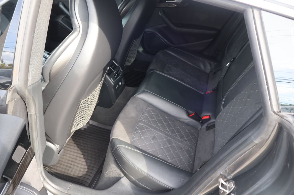 Photo 18 of this AUDI S5