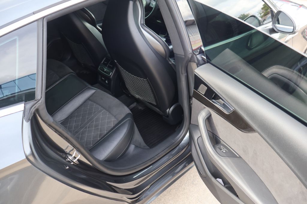 Photo 19 of this AUDI S5