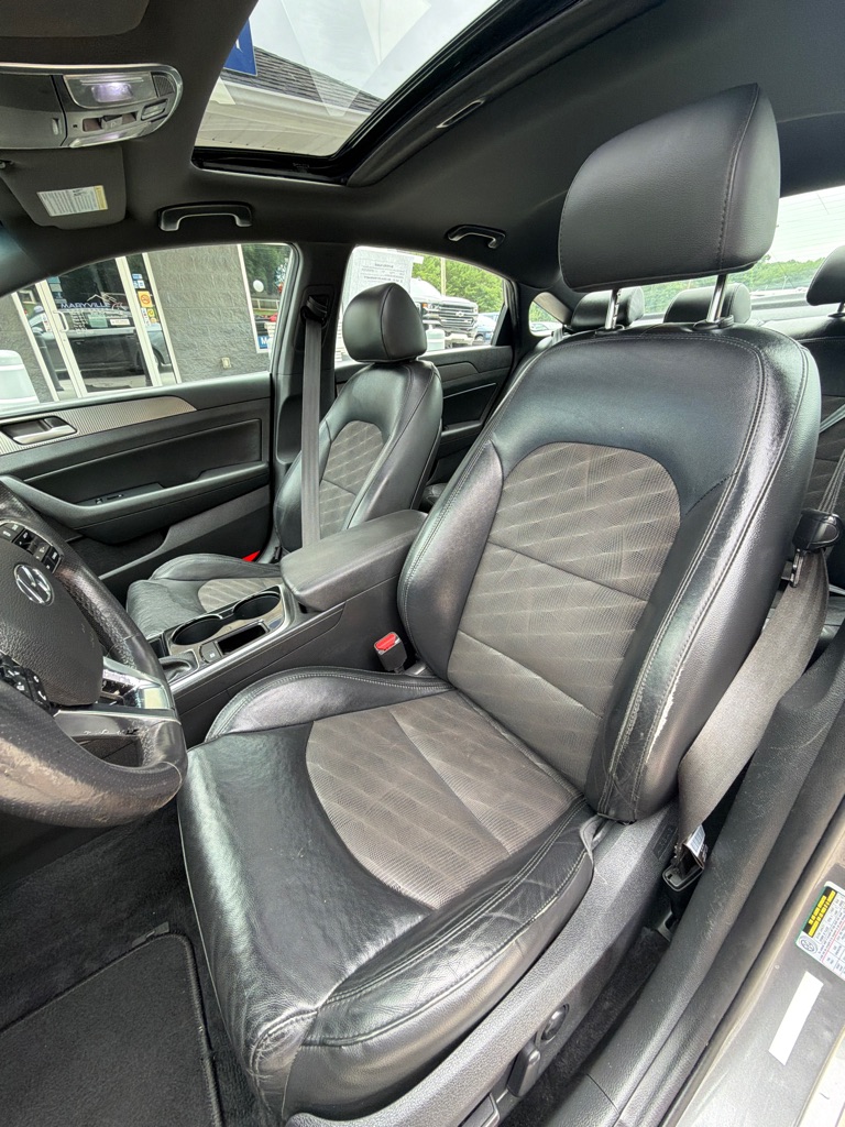 Photo 9 of this HYUNDAI SONATA
