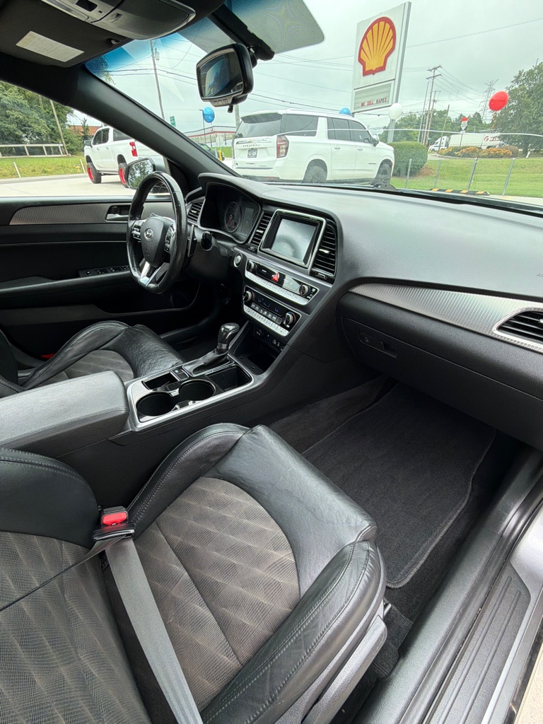 Photo 18 of this HYUNDAI SONATA