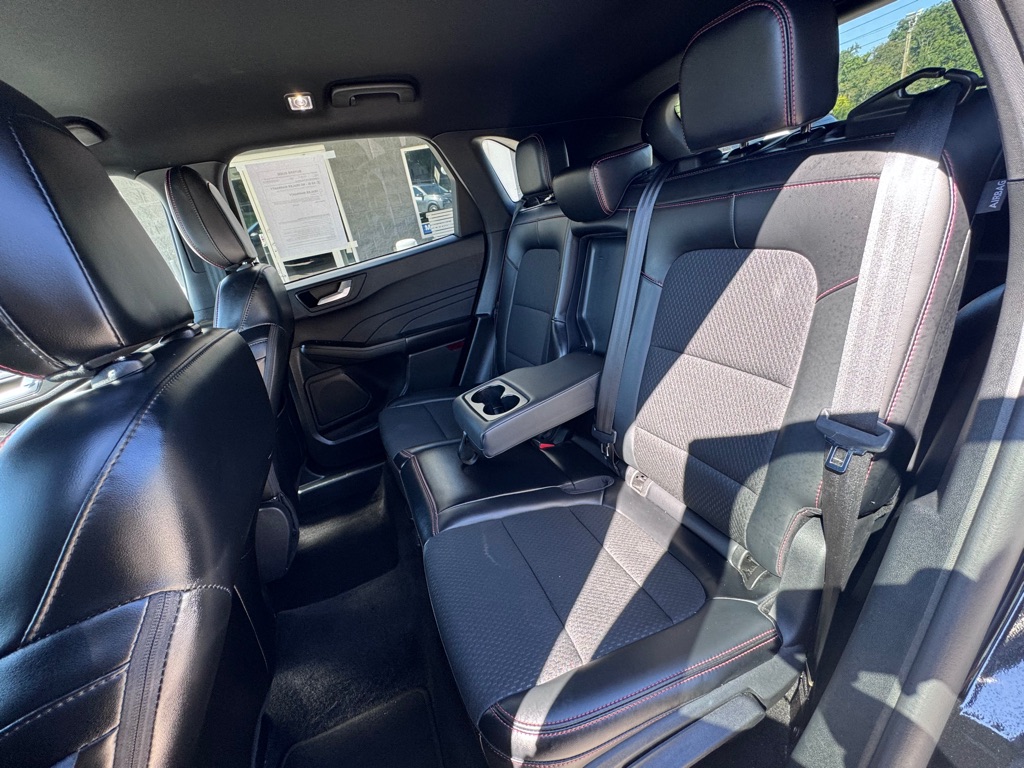 Photo 12 of this FORD ESCAPE ST