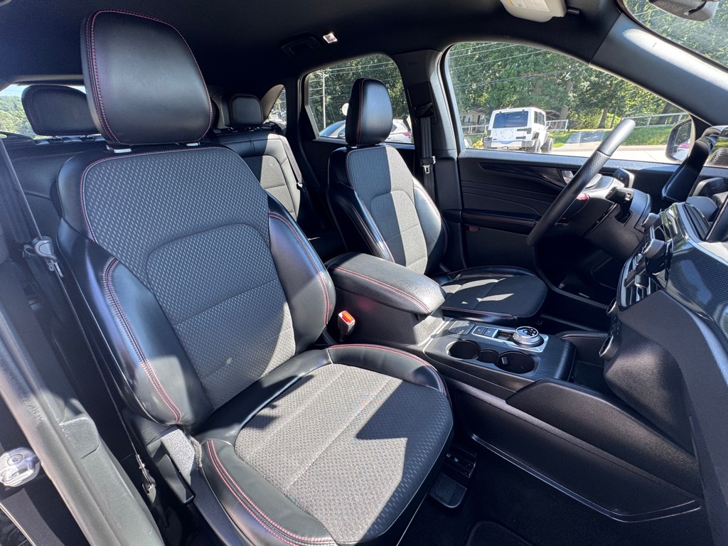 Photo 15 of this FORD ESCAPE ST