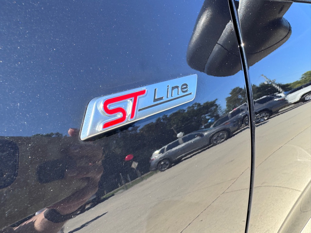 Photo 18 of this FORD ESCAPE ST
