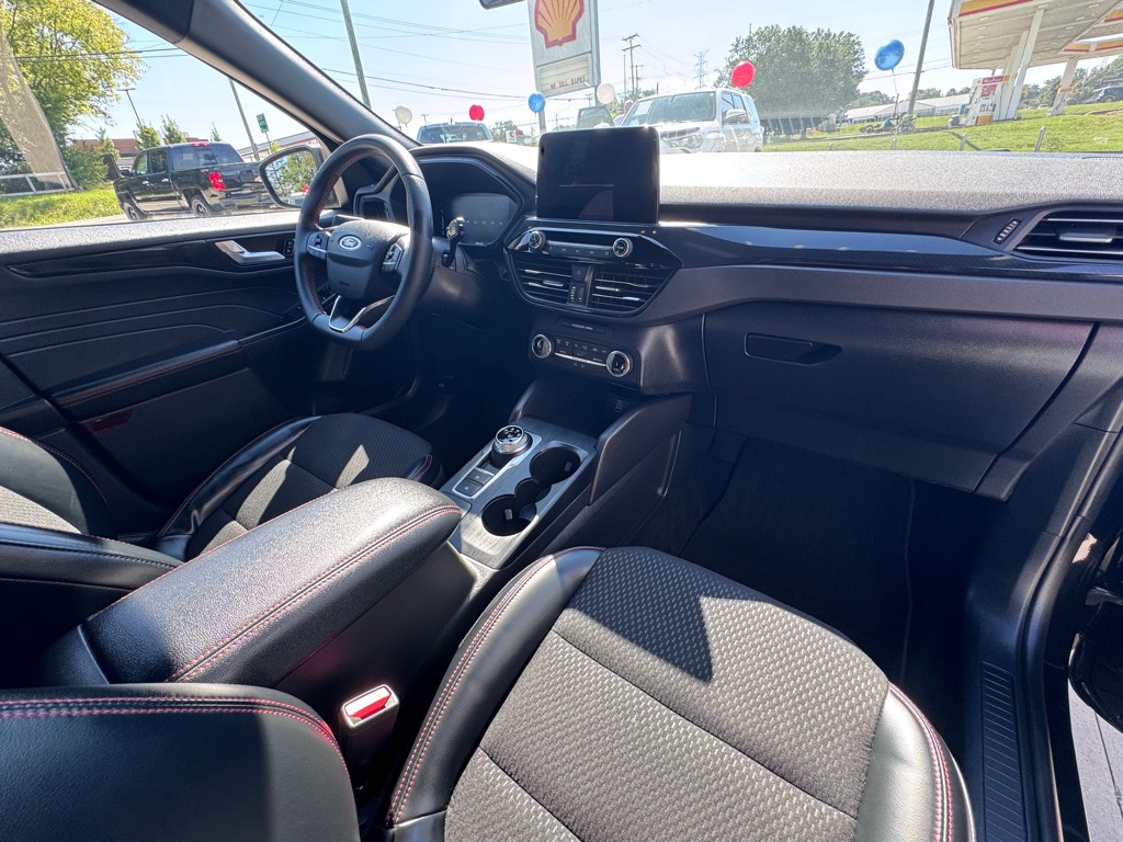 Photo 16 of this FORD ESCAPE ST