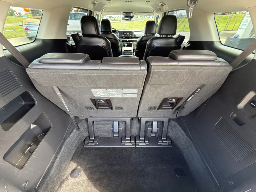 Photo 15 of this KIA CARNIVAL