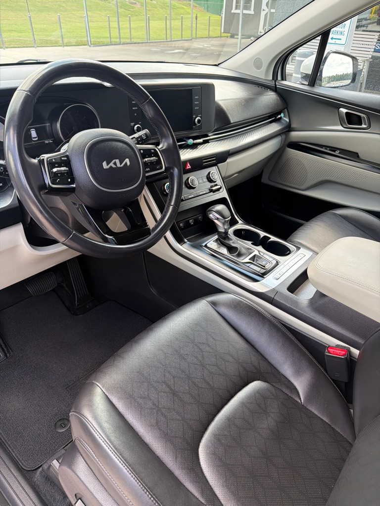 Photo 10 of this KIA CARNIVAL