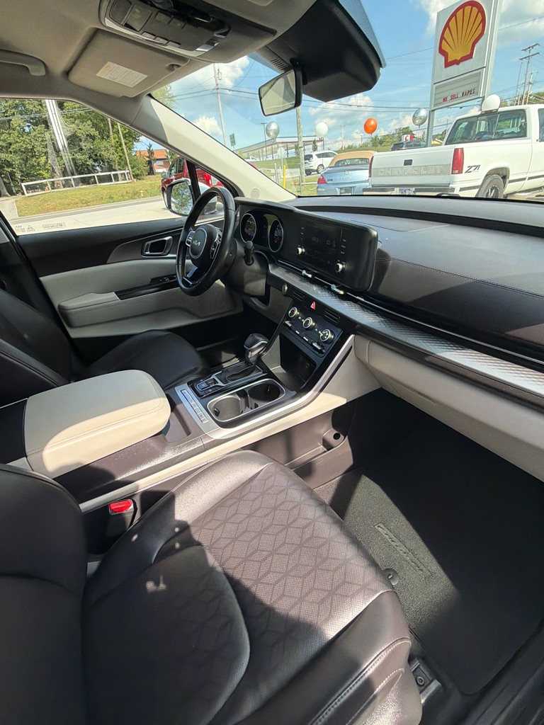 Photo 19 of this KIA CARNIVAL